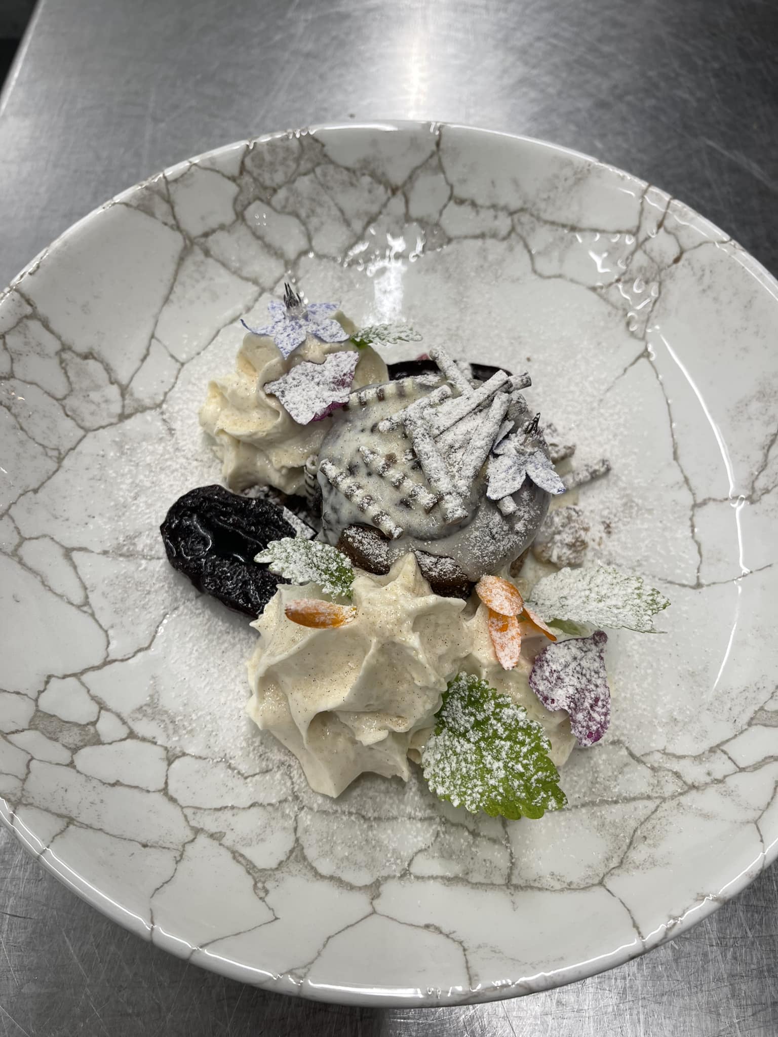 Dessertkomposition mit Eis und Früchten