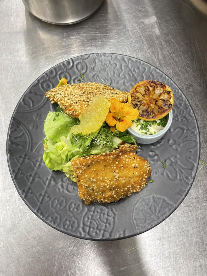 Hähnchenschnitzel mit essbaren Blüten