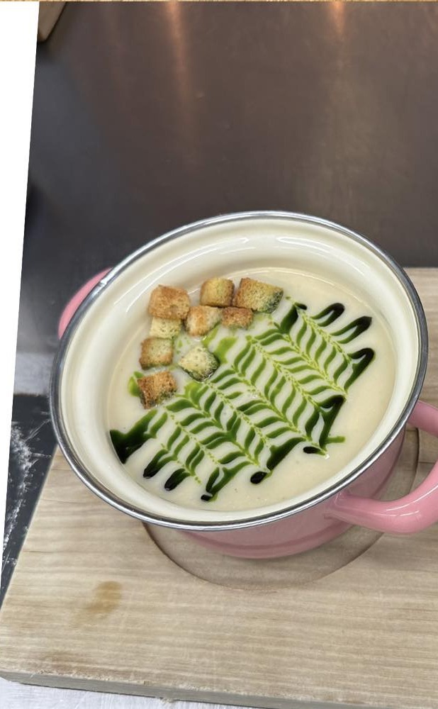 Suppe im Emailletopf