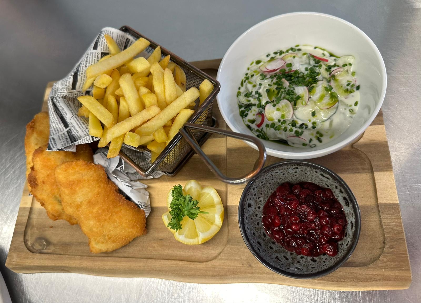 Wiener Schnitzel mit Pommes und Preiselbeeren